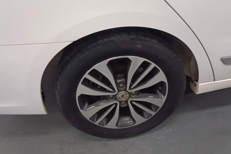 Used Dongfeng Aeolus A60 2016 1.5L Manual Luxury Version Exterior 5