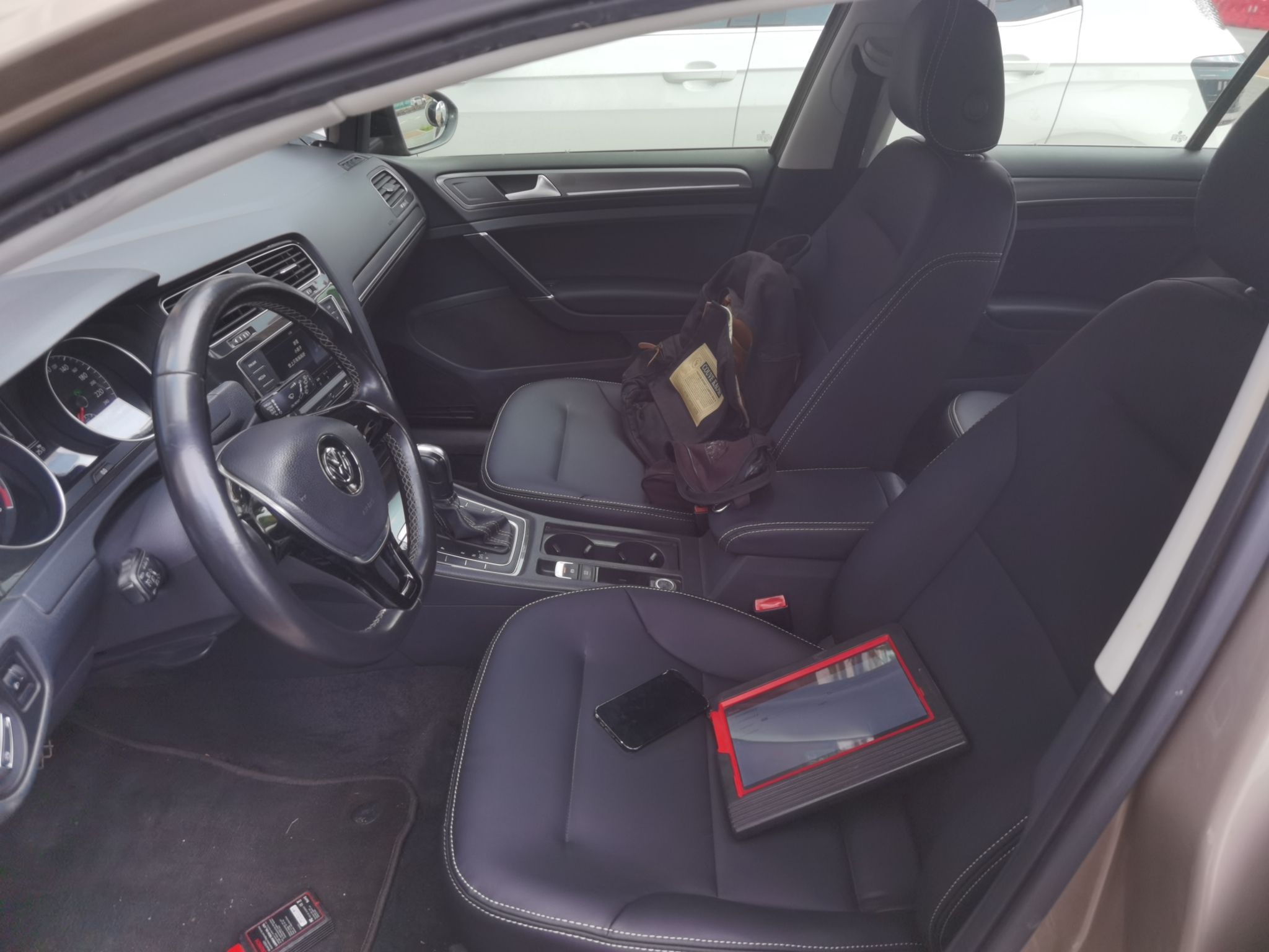 المقاعد الأمامية داخل السيارة