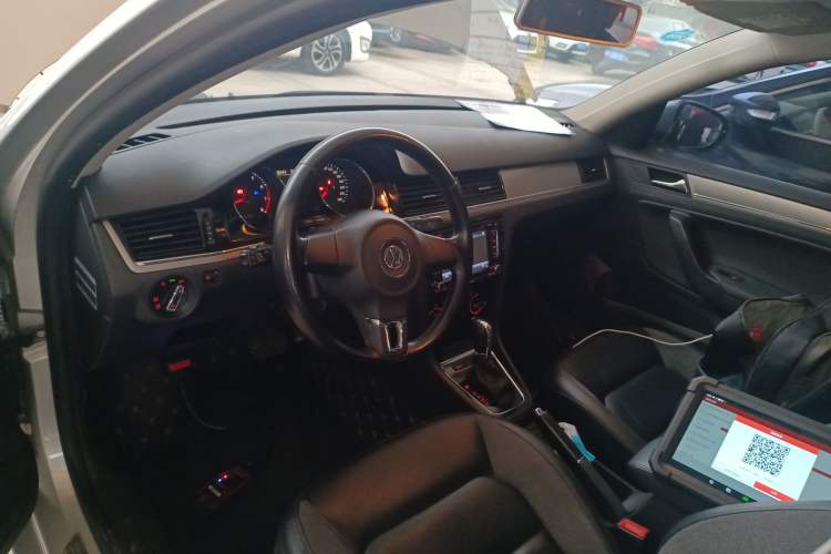 Used Volkswagen Bora 2014 1.6L Automatic Comfort Model Center Console