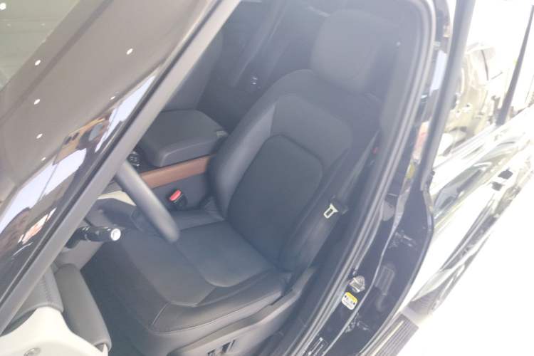 Used Land Rover Defender 2024 110 3.0T P400 X-DYNAMIC HSE Left Front Seat