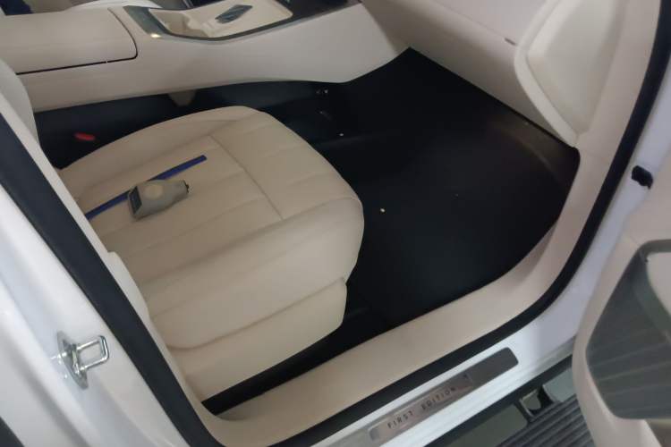 Used ONVO Luxeed L90 2025 Model—Ultra Six-Seater Version
