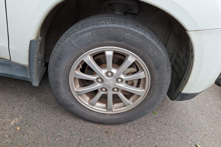 Used Mitsubishi ASX 2013 2.0L CVT Two-Wheel Drive Elite Edition Right Front Wheel Hub