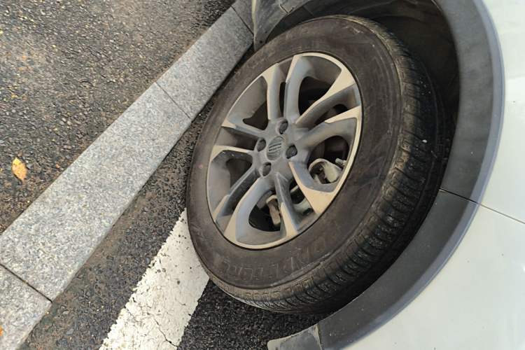 Used Geely Auto Vision X3 2017 1.5L Automatic Elite Model Right Front Wheel Hub