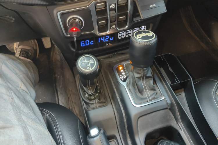 Used Jeep Wrangler 2019 2.0T Sahara Four-Door Version China VI Emission Standard Gear Lever