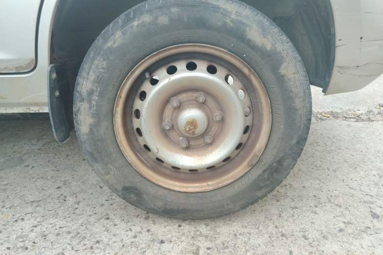 Used Wuling Rongguang Small Truck 2019 1.2L Base Model Single-Row LSI Right Front Wheel Hub