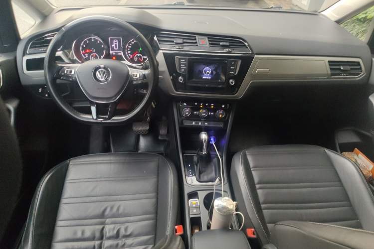 Used Volkswagen Touran 2016 Volkswagen Touran L 280TSI DSG Comfort Edition Center Console