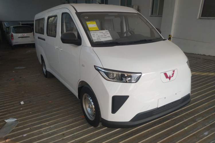 Used Wuling Yangguang 2024 300KM Comfort Version Passenger Van 75kW