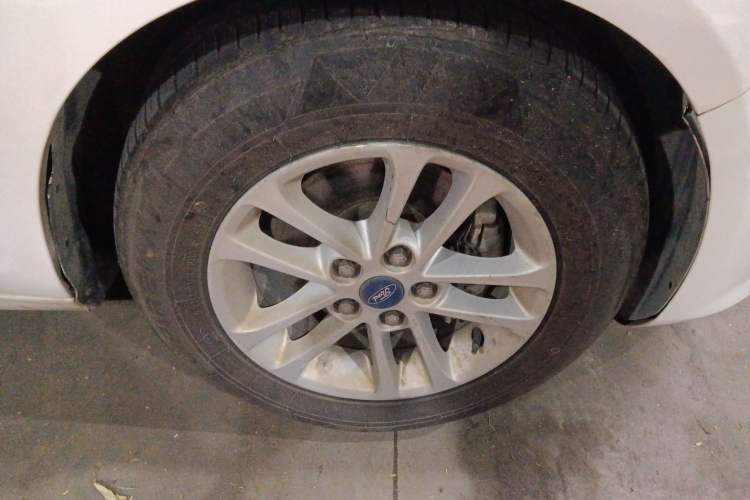 Used Ford Escort 2019 Revised 1.5L Automatic ZhiXiang Version (Tire Pressure Monitoring) China VI Standard Right Front Wheel Hub