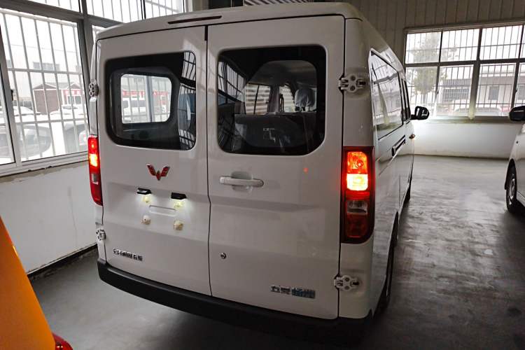 Used Wuling Yangguang 2024 300KM Comfort Version Passenger Van 75kW
