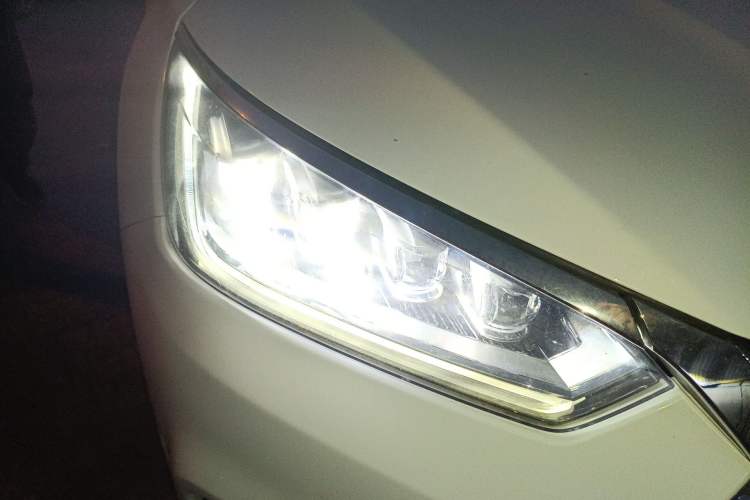 Used BYD Song 2021 Classic Edition 1.5T Automatic Elite Model Right Front Headlight