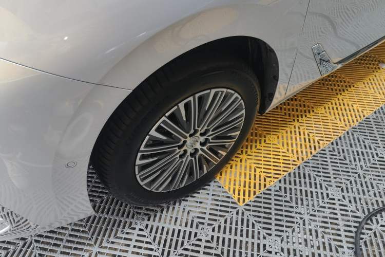 Used Buick GL8 New Energy 2024 Lu Zun Luxury Edition 7-Seater
