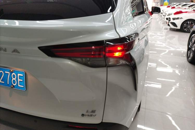 Used Toyota SIENNA 2024 2.5L Hybrid Comfort Edition Right Rear Taillight