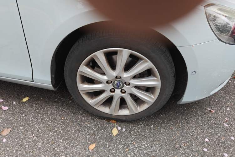 Used Volvo V40 2014 2.0T Zhiya Edition Right Front Wheel Hub