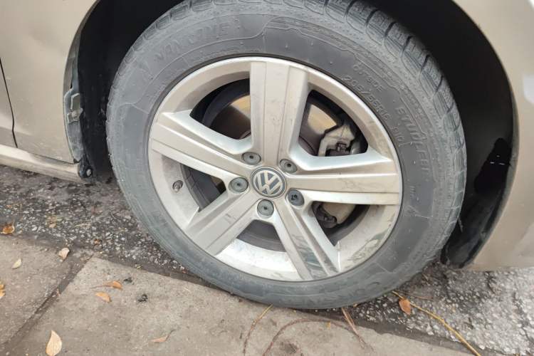 Used Volkswagen Golf 2014 1.4TSI Automatic Luxury Model Right Front Wheel Hub