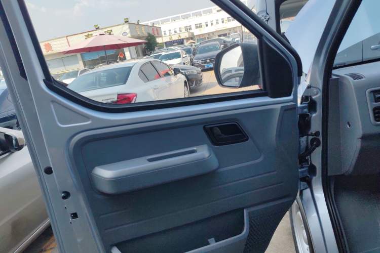 Used Wuling Yangguang 2025 Model 400km Bus Edition—Comfort Edition
