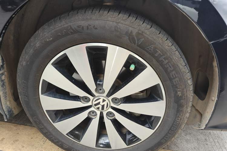 Used Volkswagen Sagitar 2018 1.6L Automatic Comfort Model Right Front Wheel Hub
