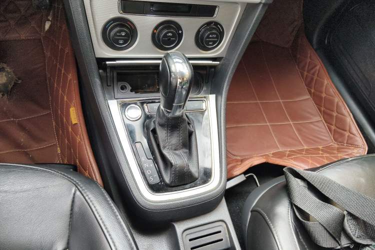 Used Volkswagen Gran Lavida 2013 1.6L Automatic Luxury Model Gear Lever