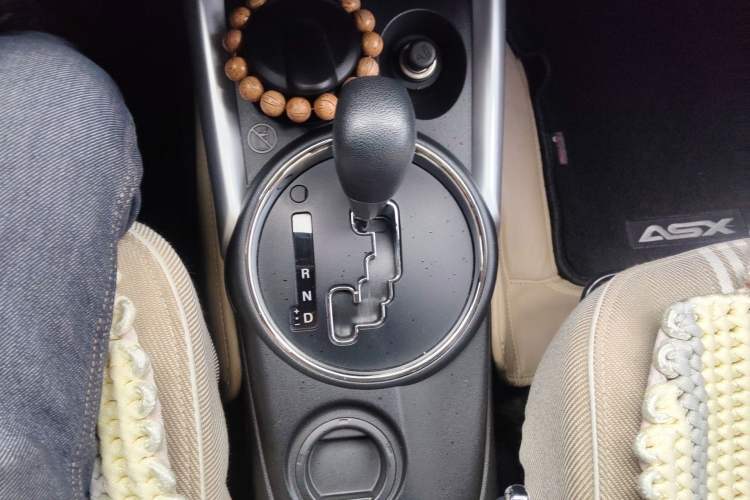 Used Mitsubishi ASX 2013 2.0L CVT Two-Wheel Drive Elite Edition Gear Lever