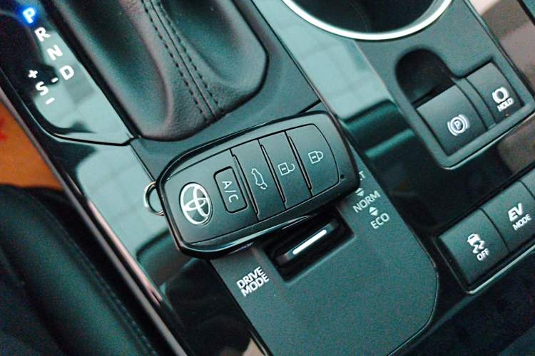 Used Toyota Highlander 2023 2.5L Smart Electric Hybrid Dual-Engine Four-Wheel Drive Prestige Version – 7 Seats Vehicle Key