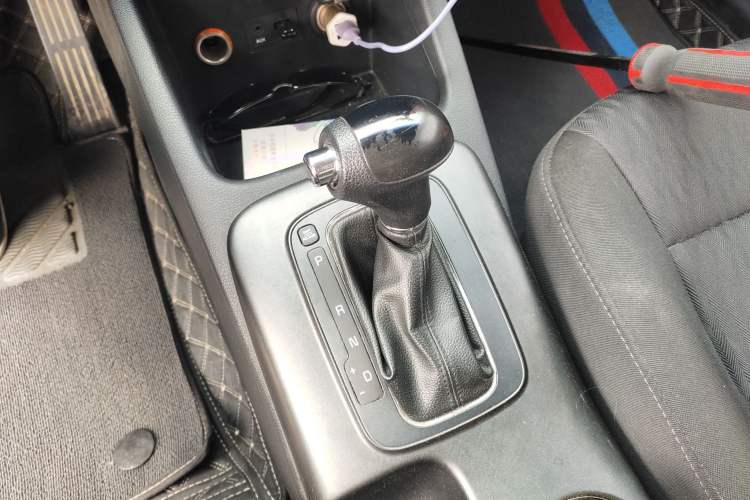 Used Kia K3 2013 1.6L Automatic GL Gear Lever