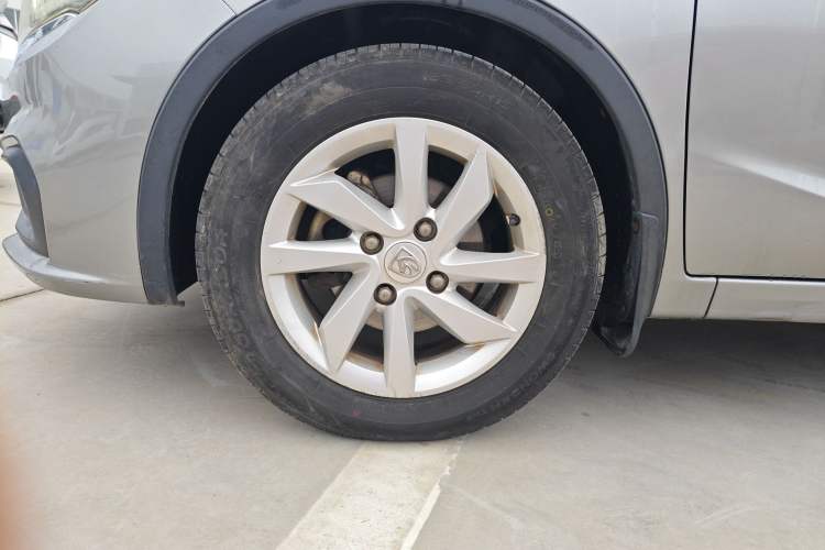 Used Baojun 310W 2017 1.5L Manual Fashion Model China V Left Front Wheel Hub