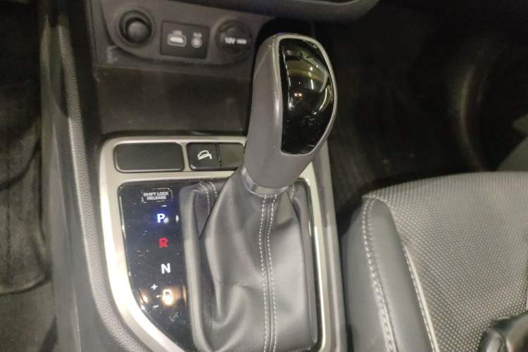 Used Hyundai ix25 2015 1.6L Automatic Two-Wheel-Drive Deluxe DLX Model