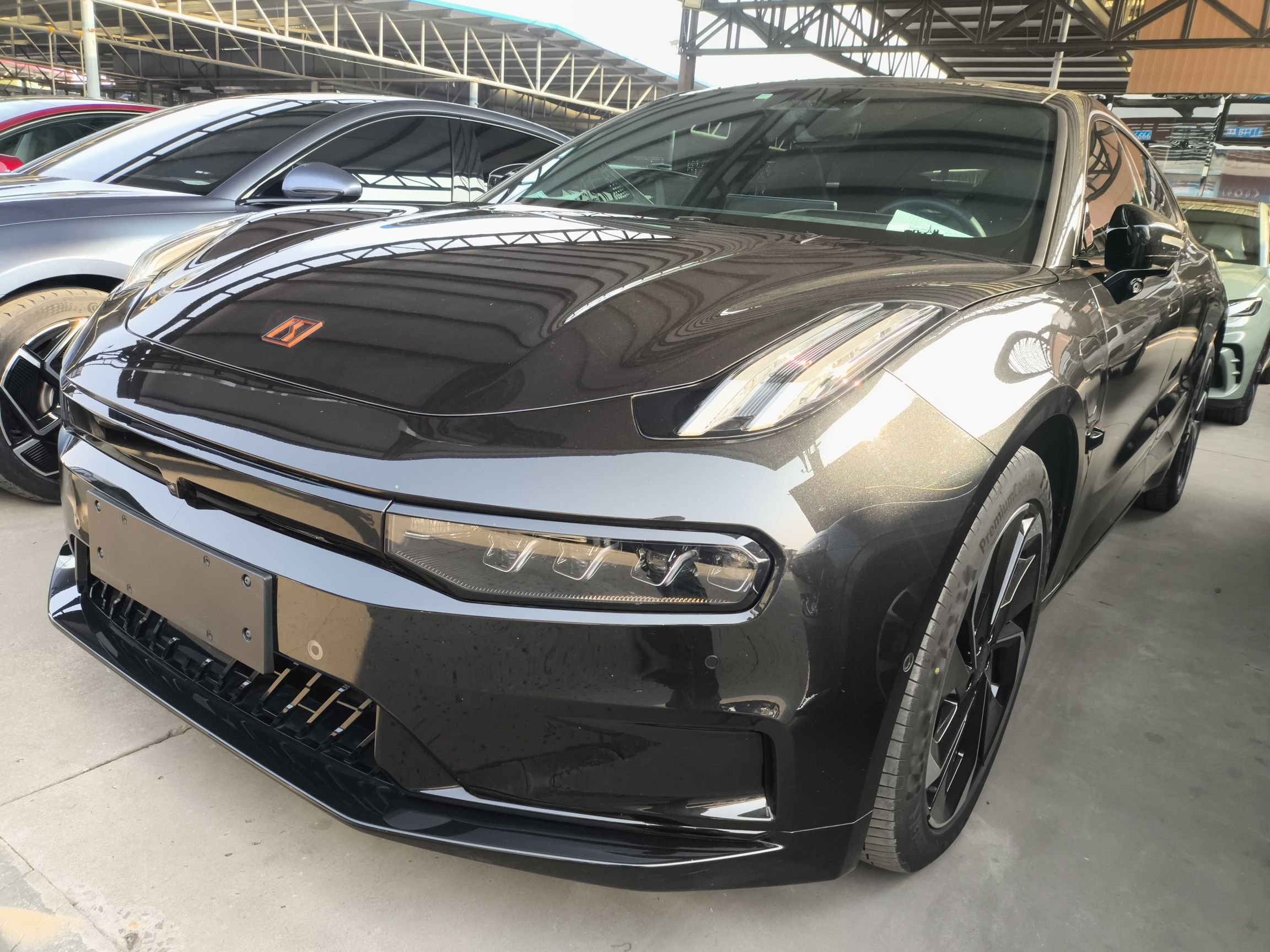 Под передней частью автомобиля