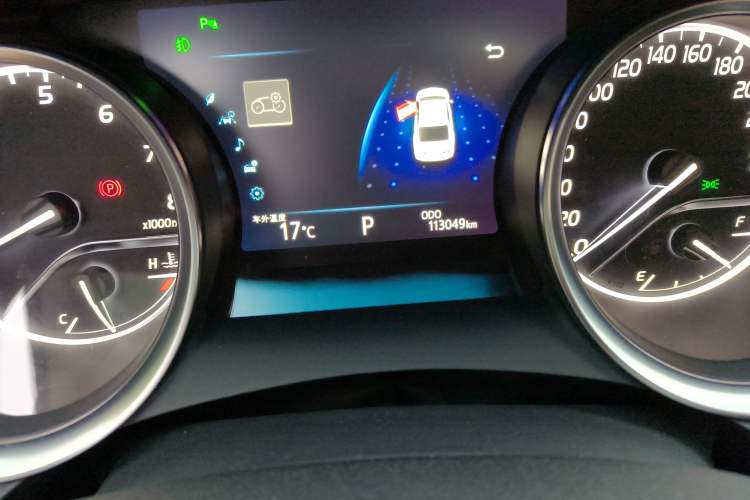 Used Toyota Camry 2018 2.5G Luxury Edition Odometer Close Up