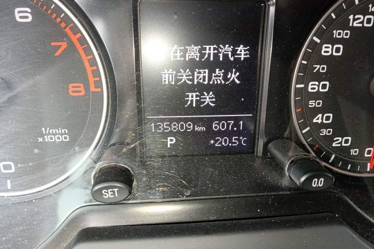 Used Audi Q5 2013 40 TFSI Ambition Odometer Close Up