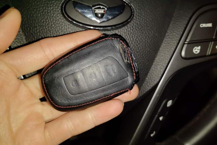 Used Hyundai Santa Fe Classic 2013 3.0L 4x4 Comfort Edition with Navigation 7 Seats Euro IV Vehicle Key