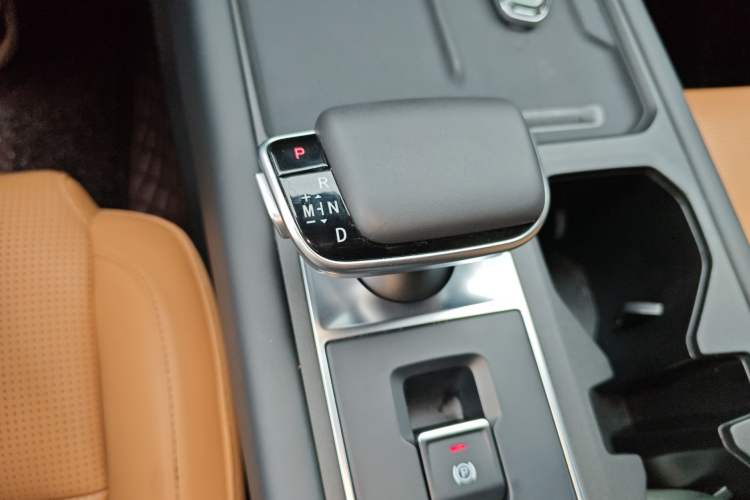 Used RELY Venucia R08 2025 Model 2.3T 8AT 4WD Diesel Standard Box Dream Edition Gear Lever