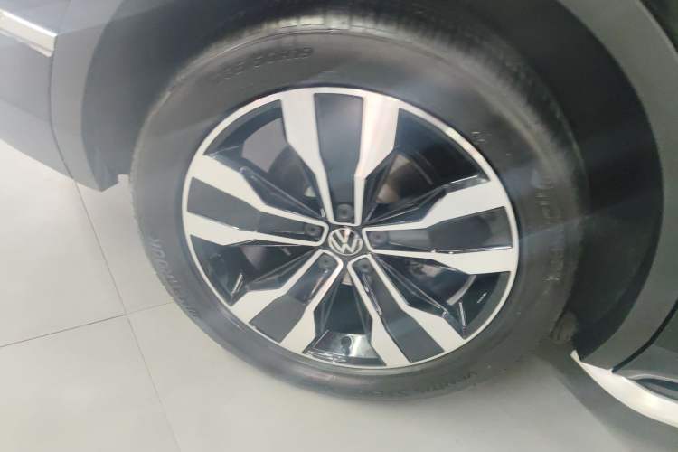 Used Volkswagen Tiguan L 2024 330TSI Automatic Two-Wheel Drive R-Line Enhanced Edition Right Rear Wheel Hub