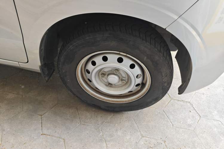 Used Wuling Hongguang V 2022 1.5L Jingqu Edition Electric-Assist LAR Right Front Wheel Hub