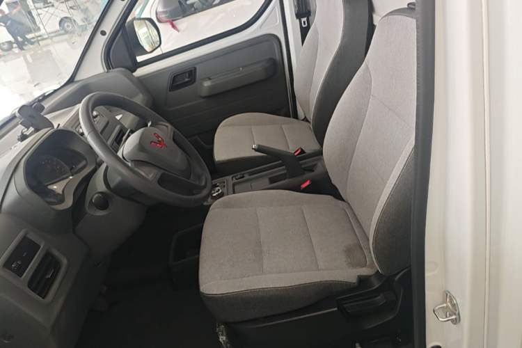 Used Wuling Yangguang 2024 300km Range Practical Window-Sealed Version 60kW Left Rear Seat
