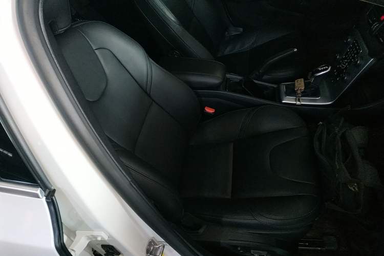 Used Volvo V40 2019 T3 Smart Luxury Edition Right Front Seat