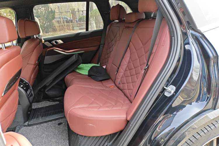 Used BMW X5 2022 Restyled xDrive 40Li Luxury Edition M Sport Package Left Rear Seat