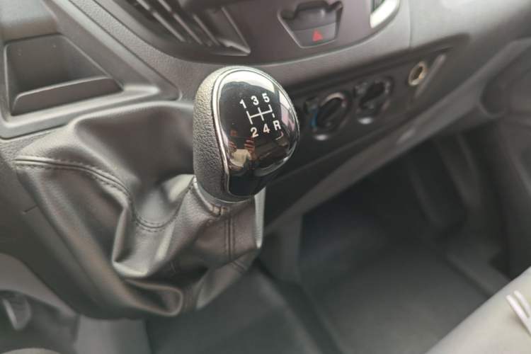 Used Ford Transit 2019 2.0T Diesel Multi-Purpose Commercial Vehicle Mid-Drive Mid-Roof 6-Seater China VI Standard Gear Lever