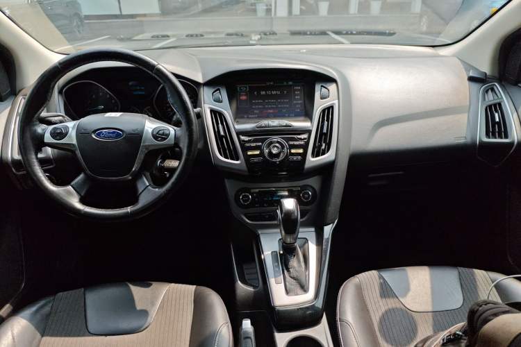 Used Ford Focus 2012 Sedan 1.6L Automatic Fashion Edition Center Console