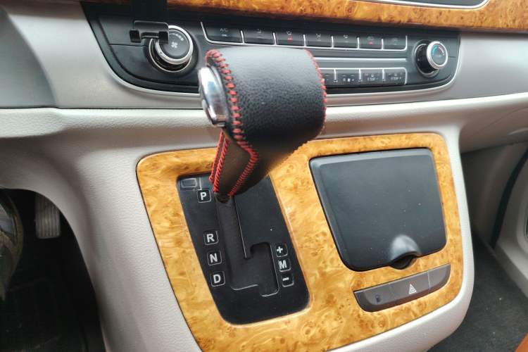 Used SAIC MAXUS G10 2014 2.0T Automatic Fashion Edition Gear Lever