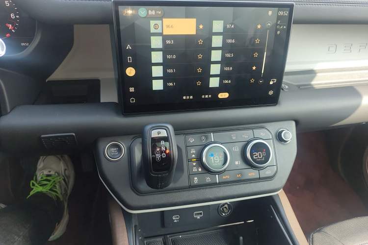 Used Land Rover Defender 2022 110 P400 X-DYNAMIC HSE Audio And AC Panel