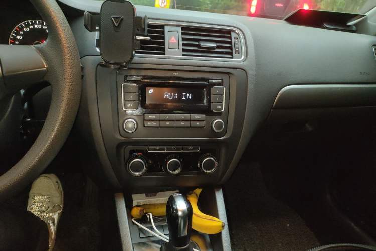 Used Volkswagen Sagitar 2012 1.4TSI Automatic Fashion Edition Audio And AC Panel