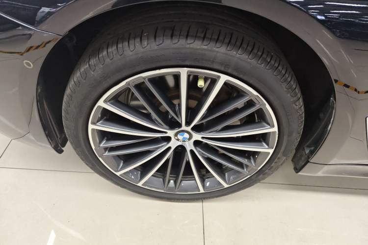 Used BMW 5 Series 2022 Restyled 530Li Leading Edition M Sport Package Left Front Wheel Hub