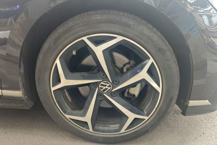 Used Volkswagen Magotan 2023 2 Million Units Limited Edition 330TSI DSG Leading Version Right Front Wheel Hub