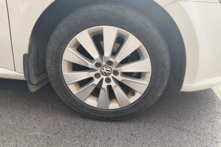 Used Volkswagen Lavida 2013 Restyled Classic 1.6L Automatic Comfort Edition Right Front Wheel Hub