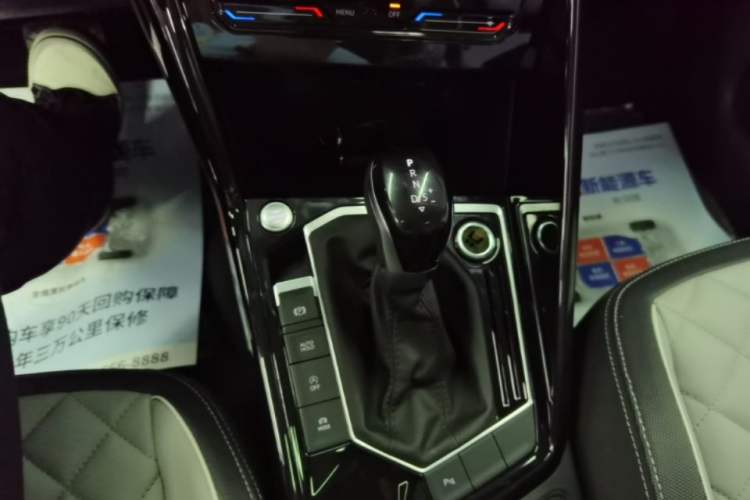 Used Volkswagen Tayron 2023 300TSI Two-Wheel-Drive Luxury Plus Advanced Edition Gear Lever