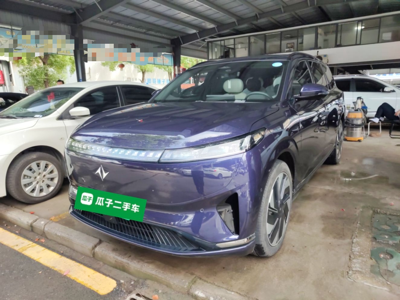 تحت مقدمة السيارة