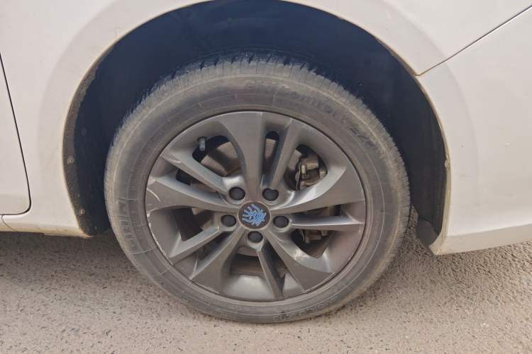 Used BYD Qin New Energy 2017 1.5T Luxury Model Right Front Wheel Hub