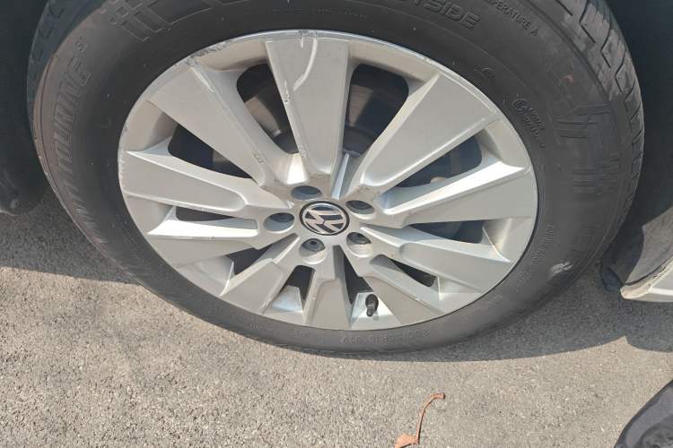 Used Volkswagen Lavida 2013 Restyled Classic 1.6L Automatic Comfort Edition Right Front Wheel Hub