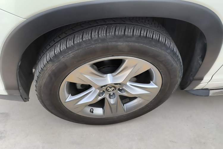 Used Toyota Highlander 2018 2.0T Four-Wheel Drive Luxury Version 7 Seats China VI Standard Left Front Wheel Hub