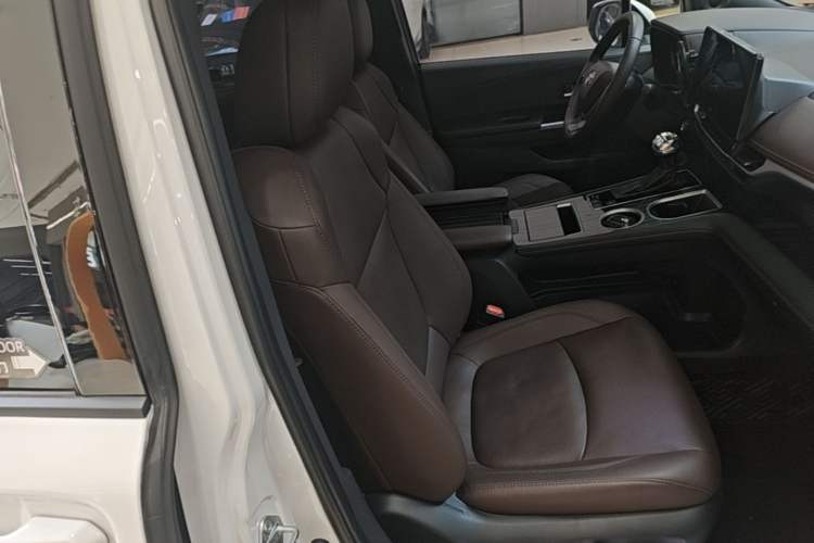 Used Toyota SIENNA 2021 2.5L Hybrid Platinum Edition Right Front Seat